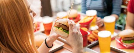 ۷ کاری که هرگز نباید در رستوران فست فود انجام دهید