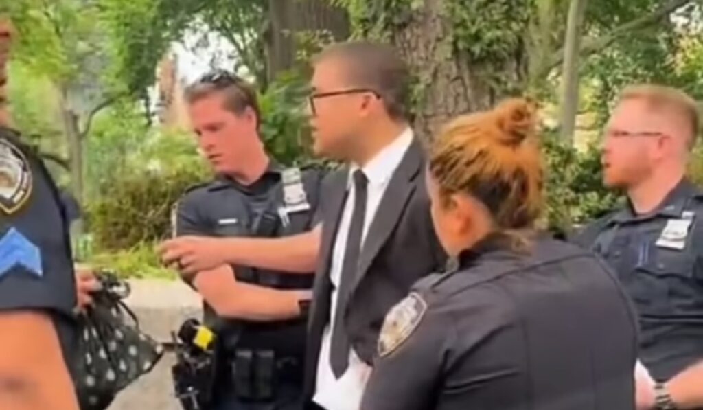حمله ۸ مامور پلیس نیویورک برای دستگیری مردی که در پارک سیگار می کشد + ویدیو