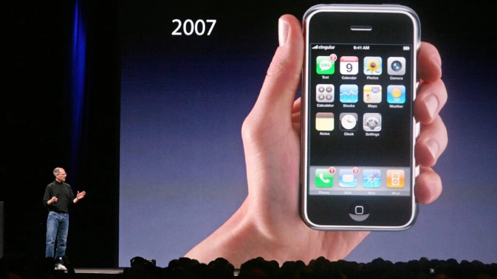 یک نسخه آیفون نسل اول اپل در  سال ۲۰۰۷ به قیمت ۱۹۰,۰۰۰ دلار فروخته شد
