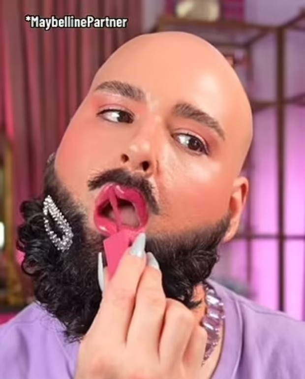 ماجرای جنجالی استفاده از مردان برای تبلیغ لوازم آرایش برند «میبلین» چیست؟ 