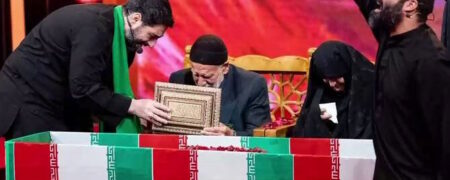 نمایش بحث برانگیز پیکر شهید در حضور والدین او در «حسینیه معلی» + ویدئو