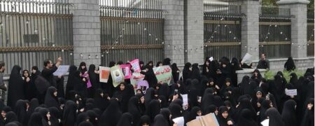 حواشی تجمع مدافعان حجاب؛ درگیری فیزیکی با مرد نامحرم و حمله به مامور قانون + ویدئو