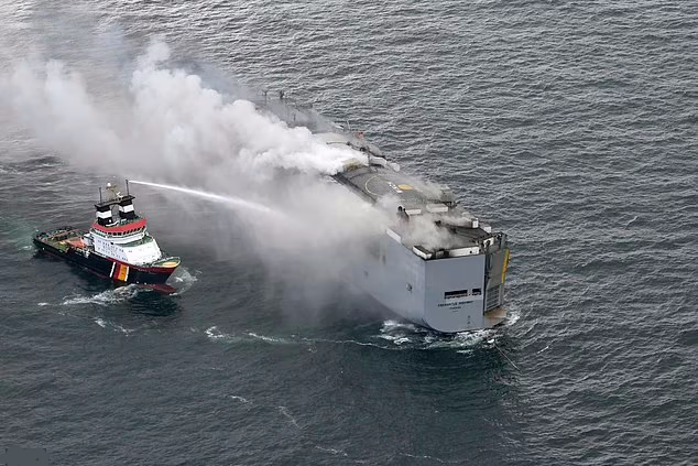 خودروی برقی کشتی باری حامل ۳۷۰۰ خودرو را به آتش کشاند + ویدئو
