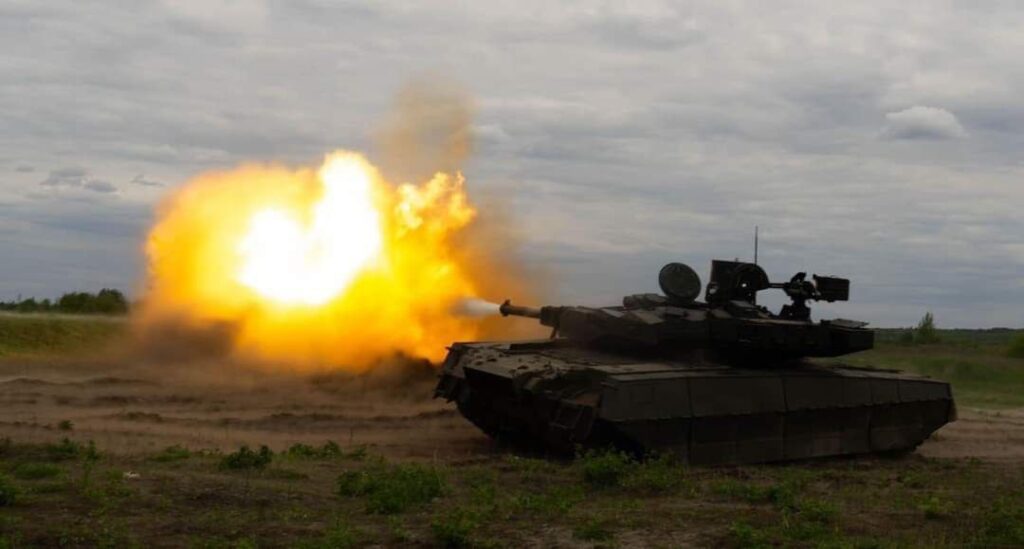 در دهه ۱۹۹۰، پس از اینکه استقلال اوکراین باعث جدا شدن KMDB صنعت تانک روسیه شد، اوکراین شروع به توسعه T-80UD های "اوکراینی سازی شده" کرد.