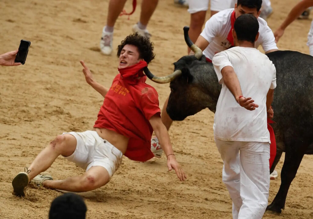 تصاویر هولناک از دویدن گاوهای خشمگین جشنواره «سن فرمین» در میان جمعیت + ویدئو