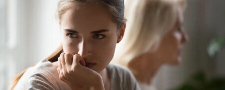 این نشانه ها می گوید والدین شما خودشیفته هستند