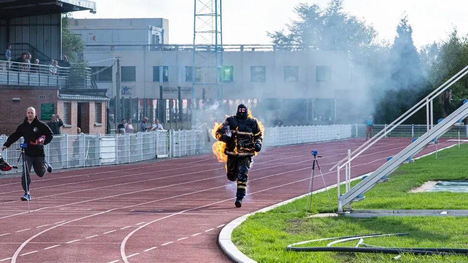 ثبت دو رکورد گینس برای دویدن در آتش توسط آتشنشان فرانسوی + ویدئو
