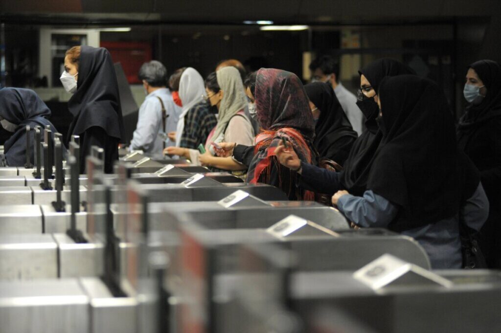 استقرار ۴۰۰ «حجاب‌ بان» در مترو تهران توسط شهرداری برای برخورد با بی حجابی؟