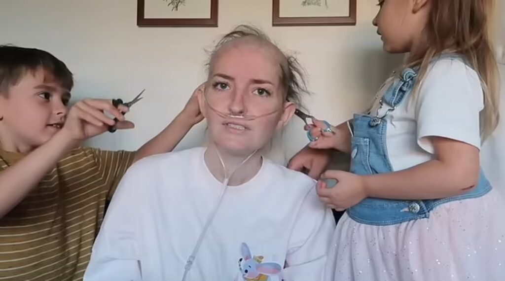 یوتیوبر مبتلا به سرطان از کودکانش برای تراشیدن سرش کمک گرفت + ویدیو