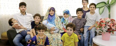 مادر دهه شصتی با ۱۰ فرزند که رکورددار فرزندآوری شده است + ویدئو