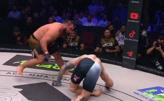 لحظه وحشتناک شکستن پای مبارز MMA روس در ثانیه های اول مسابقه