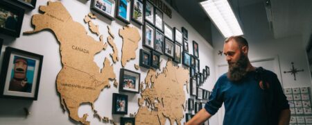 مردی که بدون پرواز از تمام کشورهای دنیا دیدن کرده بود بعد از ۱۰ سال به خانه بازگشت