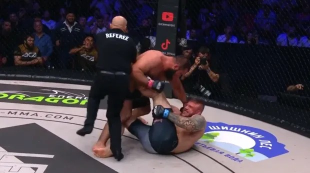 لحظه وحشتناک شکستن پای مبارز MMA روس در ثانیه های اول مسابقه
