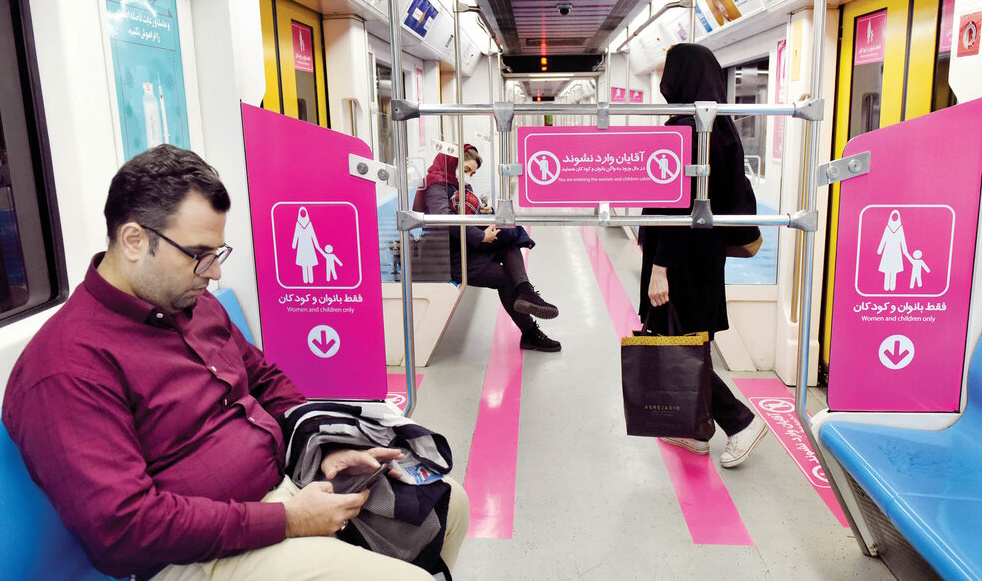 اجرایی شدن طرح ممانعت از ورود مردان به واگن ویژه زنان در مترو تهران + ویدئو