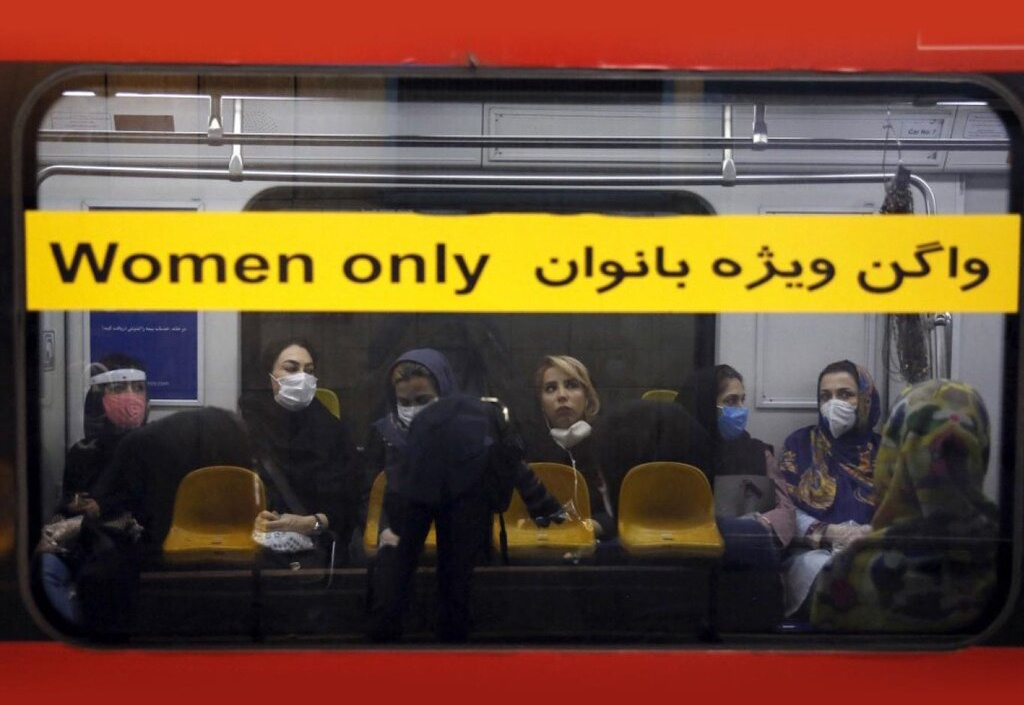 اجرای طرح ممانعت از ورود مردان به واگن ویژه زنان در مترو تهران+ ویدئو