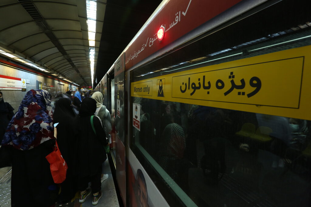 اجرایی شدن طرح ممانعت از ورود مردان به واگن ویژه زنان در مترو تهران + ویدئو