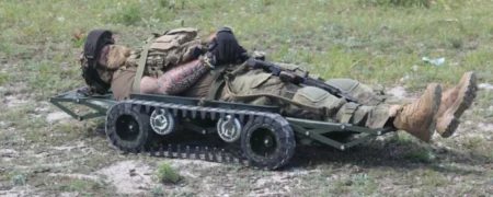 رونمایی از اولین برانکارد مکانیکی با قابلیت کنترل از راه دور در جبهه های اوکراین
