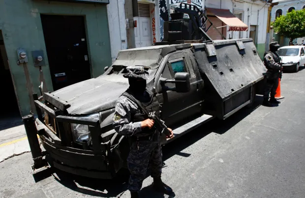 خودروهای تغییر شکل یافته کارتل های مواد مخدر مکزیک به سبک فیلم «مد مکس»