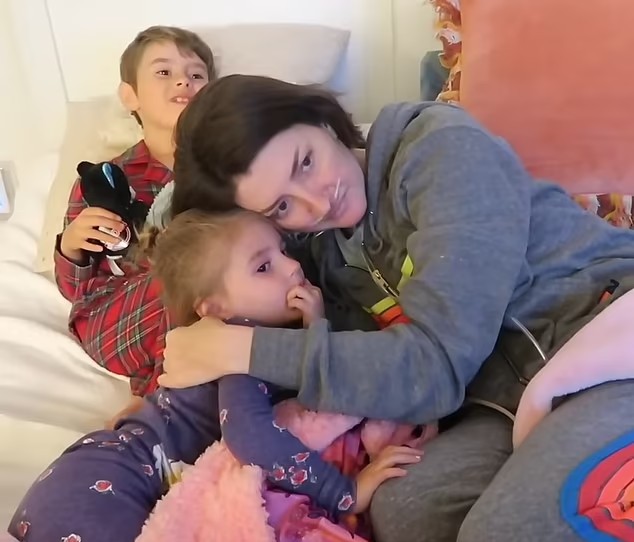 یوتیوبری مبتلا به سرطان از کودکانش برای تراشیدن سرش کمک گرفت
