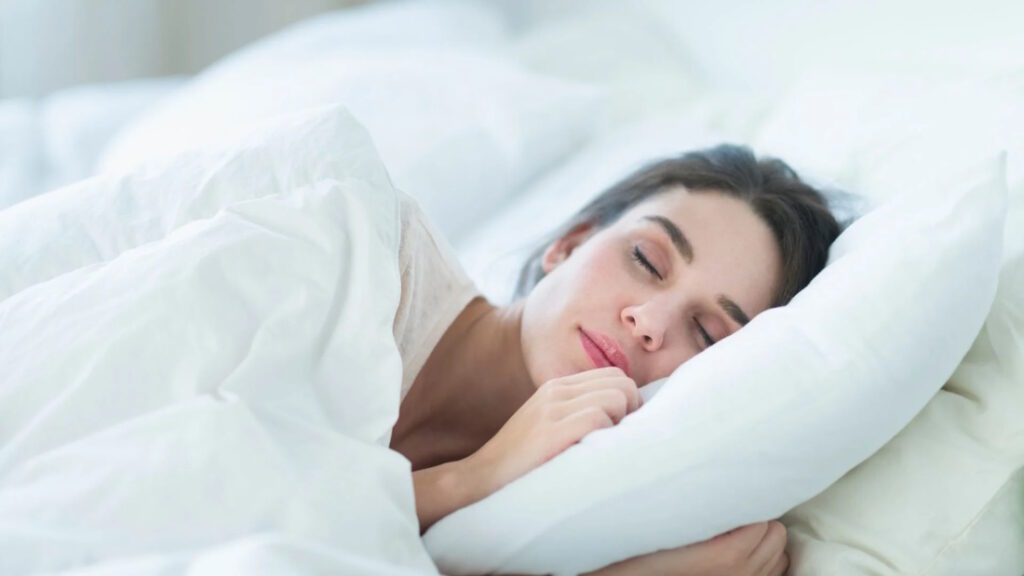 خوابیدن با یک بالش بهتر است یا دو بالش؟