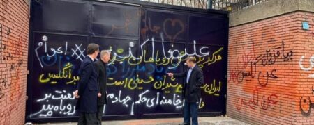 ماجرای غرامت ایران به انگلیس به دلیل شعارنویسی روی دیوار سفارت این کشور چیست؟