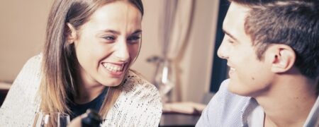 این نشانه ها می گوید کسی از شما خوشش می آید