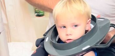 تلاش پدری برای بیرون کشیدن حلقه توالت فرنگی از سر کودک ۲ ساله‌ی بازیگوش + ویدیو