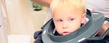 تلاش پدری برای بیرون کشیدن حلقه توالت فرنگی از سر کودک ۲ ساله‌ی بازیگوش + ویدیو