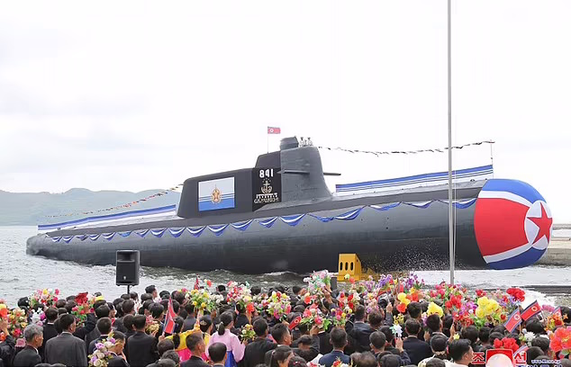 رونمایی از اولین زیردریایی مجهز به سلاح هسته ای کره شمالی + ویدئو