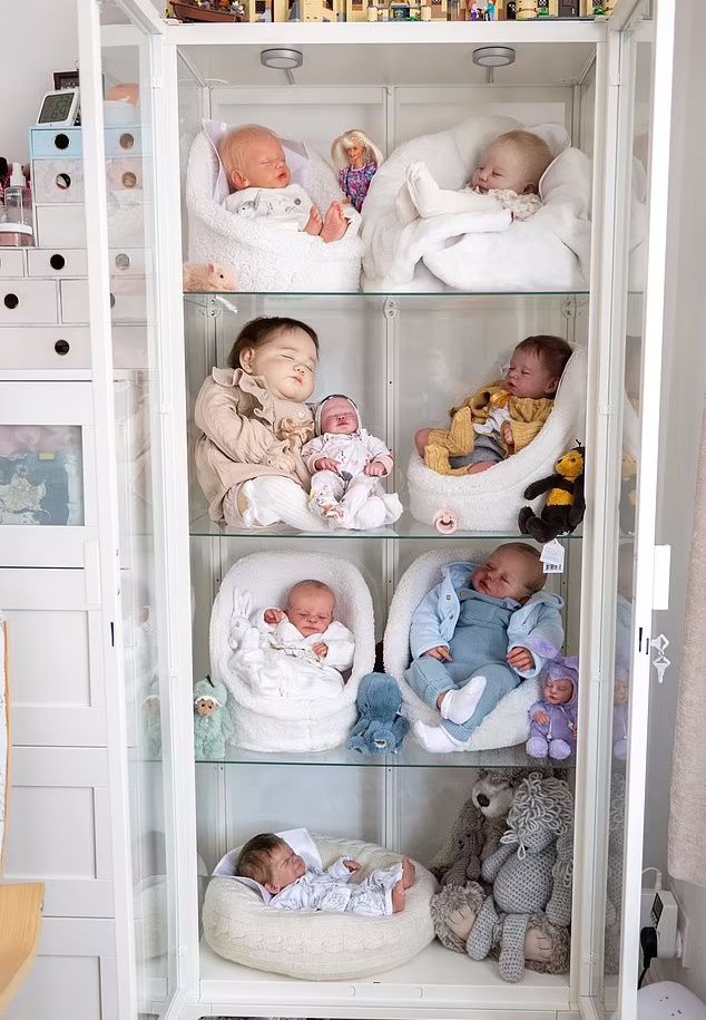 هزینه ۶,۰۰۰ پوندی یک زن برای خرید ۱۳ عروسک نوزاد که آنها را بچه های خود می‌داند