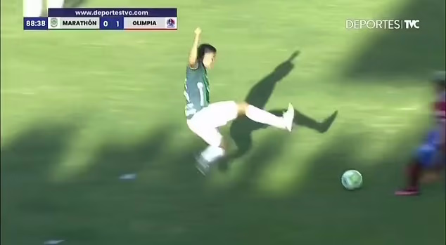 تکل عجیب و خطرناک فوتبالیست هندوراسی که همه را انگشت به دهان گذاشت + ویدئو