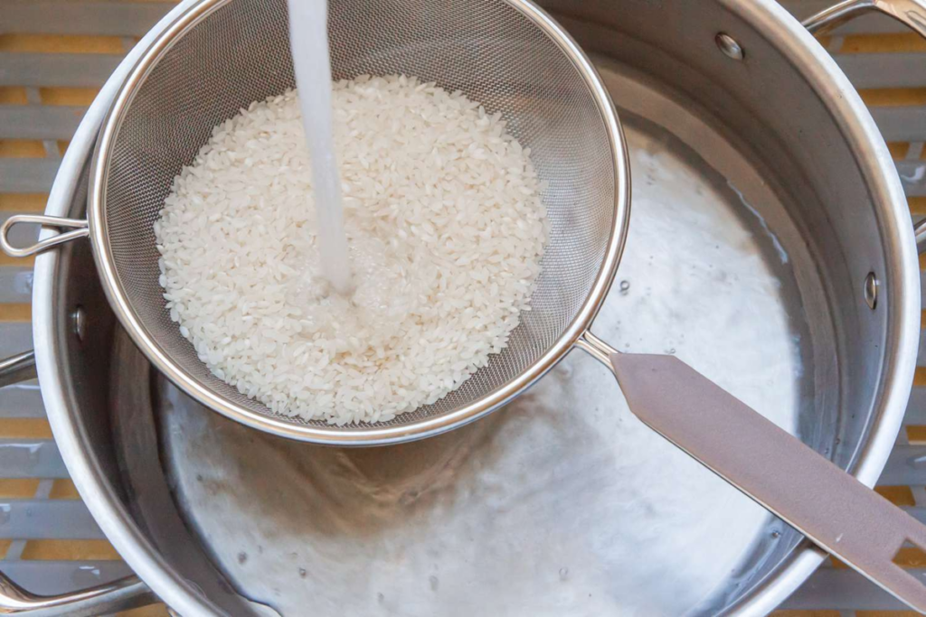 آیا برنج را باید قبل از پخت بشوییم؟