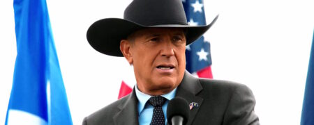 کوین کاستنر سکوتش را درباره علت خروج از سریال «یلواستون» شکست