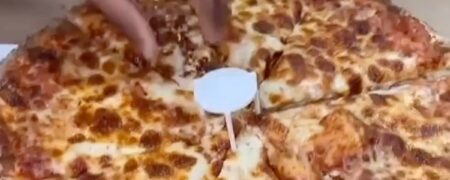 تمام عمرتان اشتباه برش‌های پیتزا را جدا می‌کردید! روش صحیح را یاد بگیرید + ویدیو