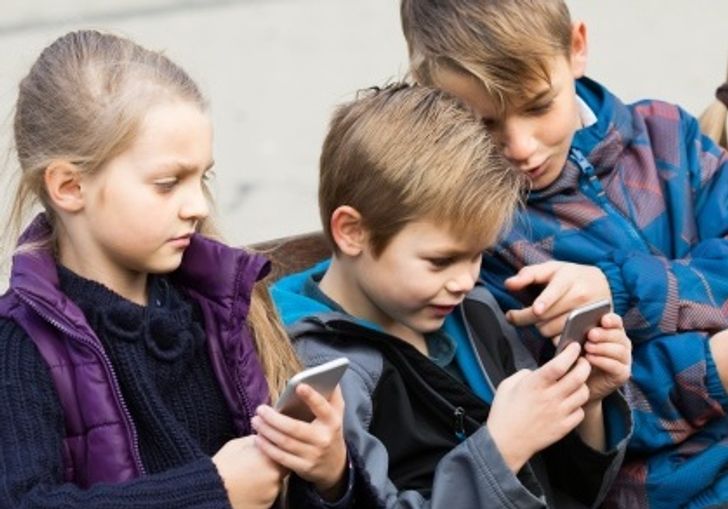 شبکه های اجتماعی برای کودکان زیر ۱۳ سال چه خطراتی دارد؟