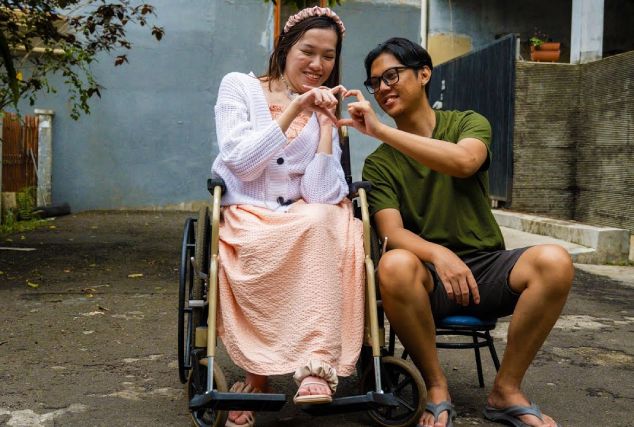 زن معلول و شریک زندگی سالمش پس از ۱۵ سال رابطه عشقشان را ثابت کردند