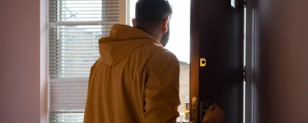 مادر ایتالیایی دو پسر ۴۰ و ۴۲ ساله «انگل» خود را با حکم دادگاه از خانه بیرون انداخت