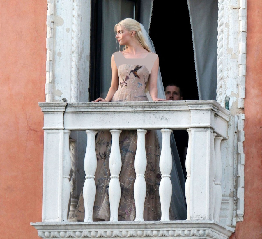لباس عروسی متفاوت آنیا تیلور جوی در جشن ازدواج با مالکوم مک ری در ونیز ایتالیا