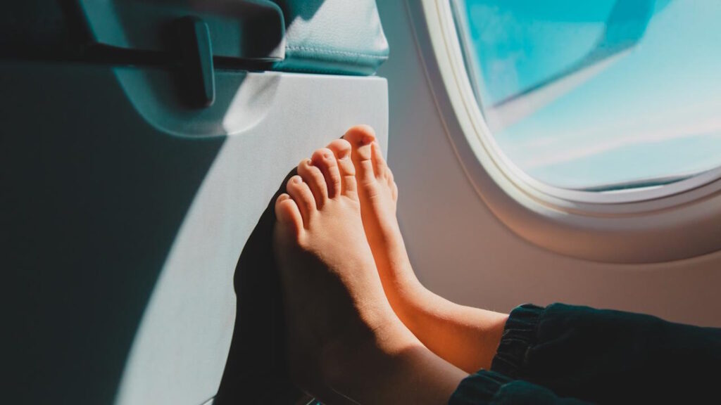 ۷ مورد از آزاردهنده ترین کارهایی که مردم در طول پرواز با هواپیما انجام می‌دهند