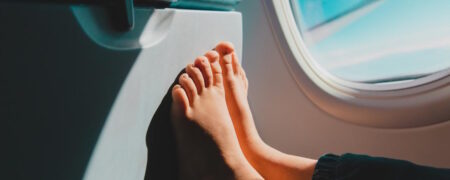 ۷ مورد از آزاردهنده ترین کارهایی که مردم در طول پرواز با هواپیما انجام می‌دهند