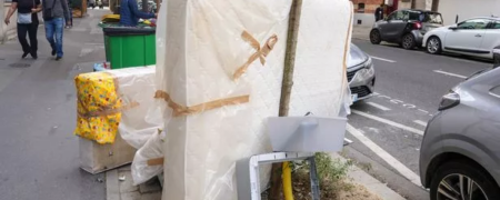 کوه عظیمی از تشک در خیابان های پاریس؛ وضعیت وخیم شیوع ساس در فرانسه