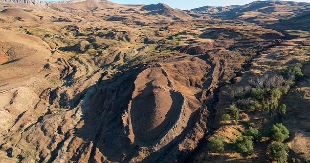 کشف یک تپه به شکل کشتی با قدمت ۵ هزار سال