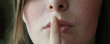 ۶ موقعیت در زندگی که بهتر است در آن ها سکوت کنید