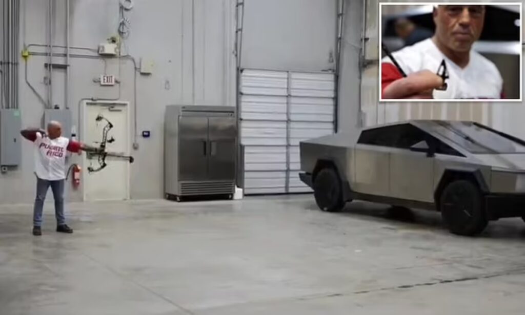 تست بدنه‌ی سایبرتراک تسلا با تیرکمان توسط جو روگان + ویدیو