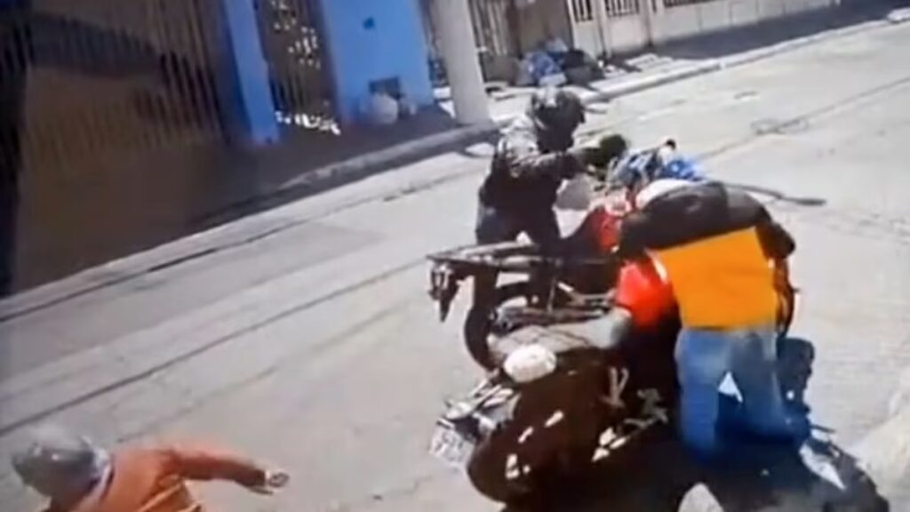 کارما؛ دزد ۱۷ ساله چند ثانیه پس از دزدی از یک پیرمرد به طور ناگهانی جان سپرد + ویدیو