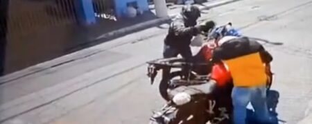 کارما؛ دزد ۱۷ ساله چند ثانیه پس از دزدی از یک پیرمرد به طور ناگهانی جان سپرد + ویدیو