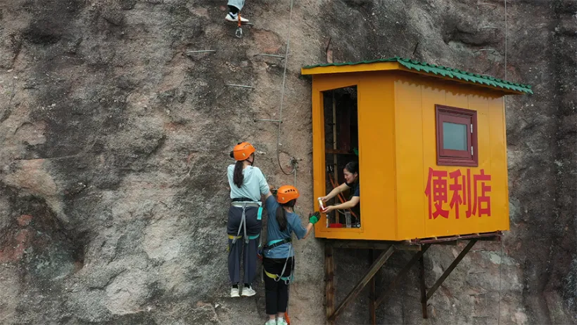 ناراحت ترین مغازه‌ی چین که از صخره‌ای آویزان است
