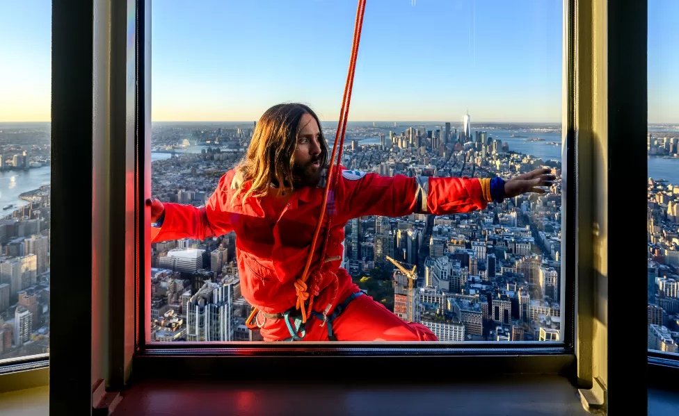 صعود جرد لتو از آسمان خراش نیویورک برای تبلیغ تور جهانی گروه موسیقی اش + ویدئو