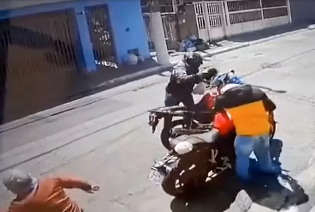 لحظه ای که دزد موتورسیکلت جوان چند ثانیه پس از دزدی به طور ناگهانی می‌میرد