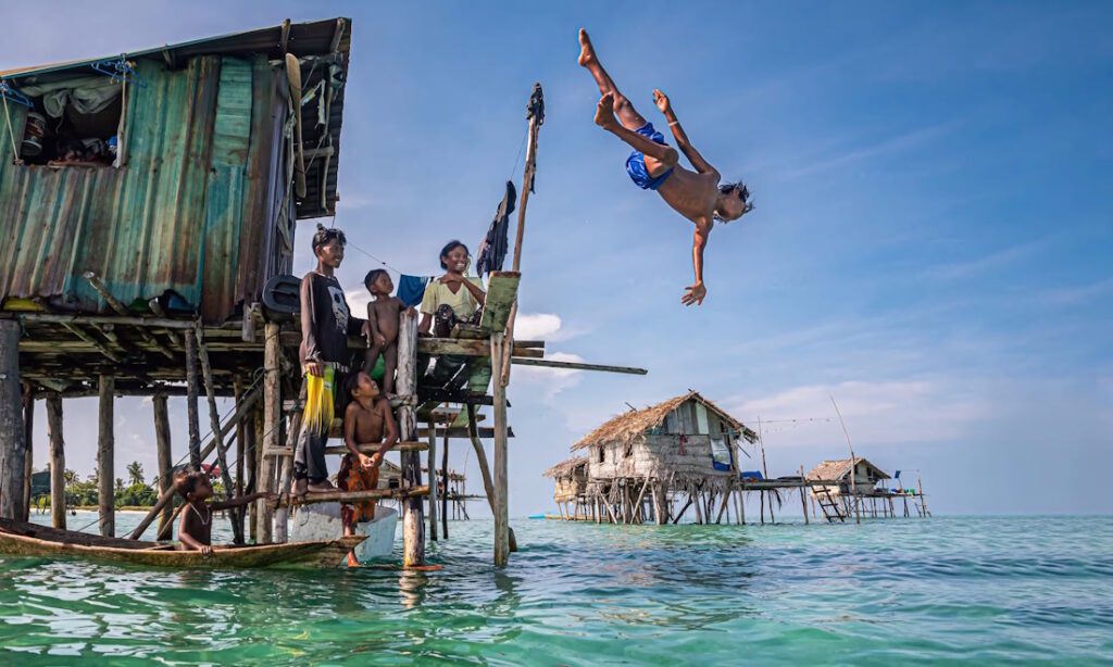 قبیله خارق العاده «کوچ نشینان دریا» که مردمانش برای شکار تا ۱۰ دقیقه زیر آب می‌مانند